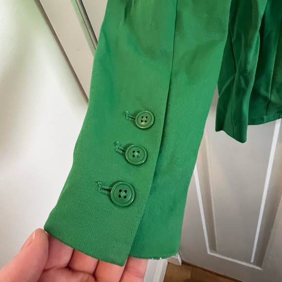 Nice quality blazer with a little stretch. Perfect UND colors. - Picture 5 of 6